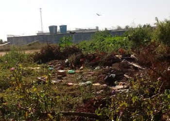 MORADORES DA TRAVESSA MANDACARU DENUNCIAM LIXÃO DO LOCAL E PEDEM QUE PREFEITURA LIMPE E PROIBIDA A PRÁTICA NO LOCAL