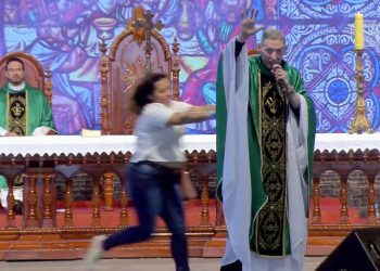 Mulher empurra Padre Marcelo Rossi de altar durante missa em Cachoeira Paulista