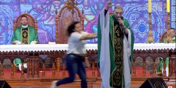 Mulher empurra Padre Marcelo Rossi de altar durante missa em Cachoeira Paulista