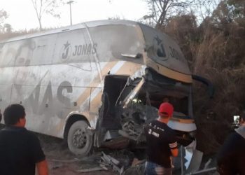 URGENTE! Ônibus do cantor Jonas Esticado se envolve em acidente na BR-226 entre Barra do Corda e Presidente Dutra