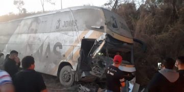 URGENTE! Ônibus do cantor Jonas Esticado se envolve em acidente na BR-226 entre Barra do Corda e Presidente Dutra
