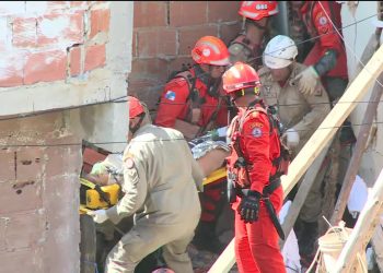 Mãe e filho são resgatados de casa que desabou em Curicica, Zona Oeste do Rio