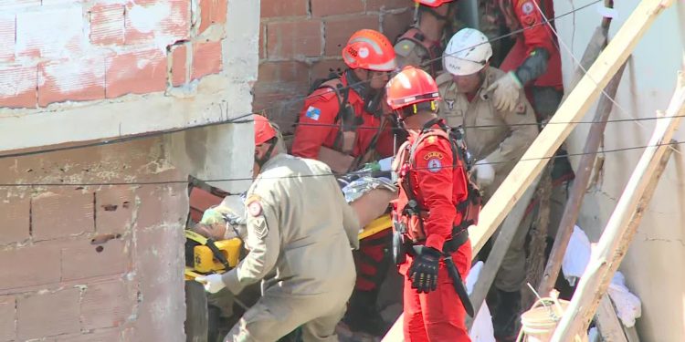 Mãe e filho são resgatados de casa que desabou em Curicica, Zona Oeste do Rio