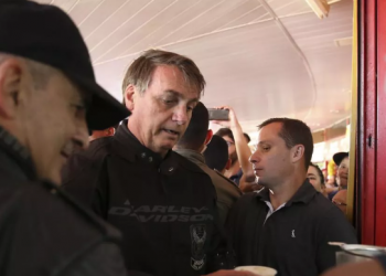 Bolsonaro critica licenças ambientais e diz que “cocozinho de índio” paralisa obras