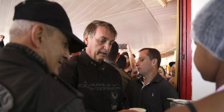 Bolsonaro critica licenças ambientais e diz que “cocozinho de índio” paralisa obras