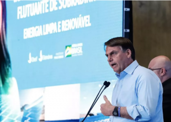 Visivelmente irritado, Bolsonaro ataca jornalistas: “eu, Johny Bravo, ganhou, porra!”