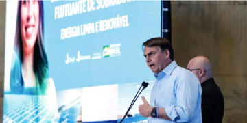 Visivelmente irritado, Bolsonaro ataca jornalistas: “eu, Johny Bravo, ganhou, porra!”