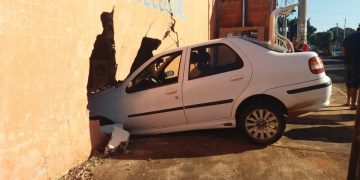 Carro perde o controle, invade igreja uma hora antes de culto e motorista foge do local