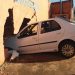 Carro perde o controle, invade igreja uma hora antes de culto e motorista foge do local