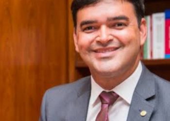 Rubens Júnior faz pré-campanha híbrida entre presencial e online