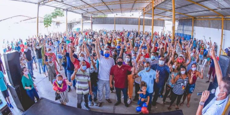 EM EVENTO DE PRÉ-CAMPANHA, OSMAR FILHO E NETO EVANGELISTA SÃO OVACIONADOS POR MORADORES DO SÃO FRANCISCO