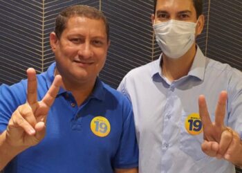Vereador Marquinhos se abraça ao Banner da prefeitura e deixa a comissão da CPI dos transportes a ver navios.