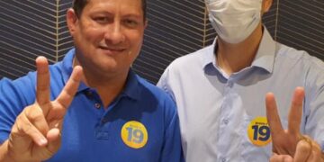 Vereador Marquinhos se abraça ao Banner da prefeitura e deixa a comissão da CPI dos transportes a ver navios.