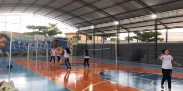 Inaugurada quadra poliesportiva que homenageia professora Zulmira Pereira