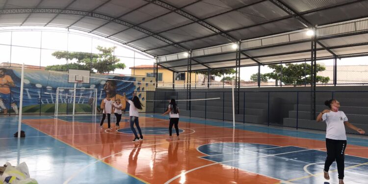 Inaugurada quadra poliesportiva que homenageia professora Zulmira Pereira