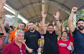 EM PASSAGEM FRANCA, PREFEITO MARLON TORRES AO LADO DO PRÉ CANDIDATO A DEPUTADO ESTADUAL INÁCIO MELO REALIZAM A MAIOR SEMANA SANTA DA HISTÓRIA COM A DISTRIBUIÇÃO DE 7 MIL KILOS DE PEIXE