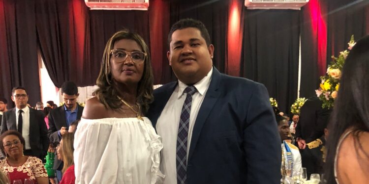 Novos comendadores Tia e sobrinho são homenageados pelos vereadores Astro de Ogum e Ribeiro Neto