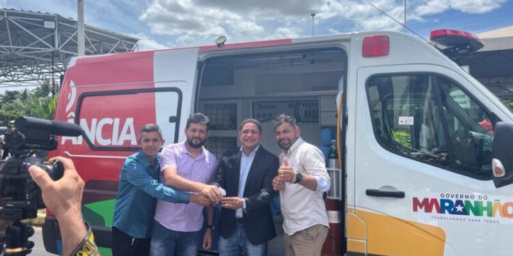 Chama a prefeitura que ela faz: Centro Novo recebe nova ambulância para atendimento de urgência emergência