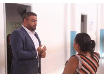 Após visita de Paulo Victor, Prefeitura restabelece energia de escola na Vila Luizão