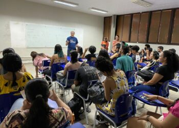 Candidato Fernando Carvalho percorre a UFMA para apresentar propostas na corrida eleitoral para reitoria
