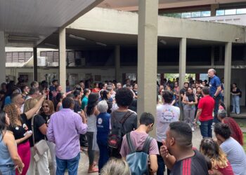 Fernando Carvalho lança candidatura a reitor da UFMA no Hall do CCET com a presença de docentes, discentes, técnicos e colaboradores.