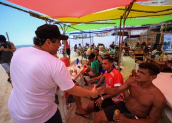 Festa dos pais, promovida por Osmar Filho, reuniu centenas de pessoas na praia da Ponta D’Areia neste domingo