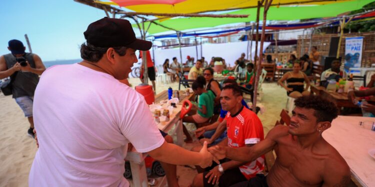 Festa dos pais, promovida por Osmar Filho, reuniu centenas de pessoas na praia da Ponta D’Areia neste domingo