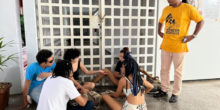 Militantes radicais de partidos políticos, sindicatos e grupos golpistas incitam movimento de estudantes na UFMA