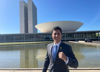 O Instituto Estratégia Pesquisas de Opinião (EPO) disponibilizou, neste domingo, 31, a sua segunda pesquisa, e última do ano, sobre a preferência eleitoral em São Luís. Se comparados os dois levantamentos, o deputado Duarte Júnior foi quem mais cresceu no ano de 2023.   Na pesquisa divulgada neste domingo, o prefeito Eduardo Braide aparece na frente com 36,5%, seguido de Duarte com 26%. Bem atrás estão Edivaldo Holanda Júnior (8,1%), Wellington do Curso (8%), Neto Evangelista (5,1%), Yglésio Moyses (4%) Fábio Câmara (1%) Diogo Gualhardo (0,3%).  No primeiro levantamento divulgado pelo EPO, no mês de junho, Braide aparecia com 29,6% e Duarte com 18,6%. Logo, o deputado federal cresceu mais em relação ao seu principal adversário e todos os outros, sendo o pré-candidato que mais ganhou % em 2023.   A nova pesquisa EPO foi realizada entre sexta-feira (29) e sábado (30), com 800 entrevistados. A amostra tem grau de confiança de 95%, com margem de erro de 3,5 pontos percentuais, para mais ou para menos.