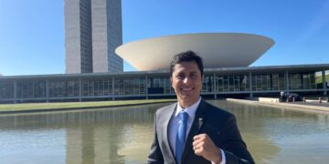 O Instituto Estratégia Pesquisas de Opinião (EPO) disponibilizou, neste domingo, 31, a sua segunda pesquisa, e última do ano, sobre a preferência eleitoral em São Luís. Se comparados os dois levantamentos, o deputado Duarte Júnior foi quem mais cresceu no ano de 2023.   Na pesquisa divulgada neste domingo, o prefeito Eduardo Braide aparece na frente com 36,5%, seguido de Duarte com 26%. Bem atrás estão Edivaldo Holanda Júnior (8,1%), Wellington do Curso (8%), Neto Evangelista (5,1%), Yglésio Moyses (4%) Fábio Câmara (1%) Diogo Gualhardo (0,3%).  No primeiro levantamento divulgado pelo EPO, no mês de junho, Braide aparecia com 29,6% e Duarte com 18,6%. Logo, o deputado federal cresceu mais em relação ao seu principal adversário e todos os outros, sendo o pré-candidato que mais ganhou % em 2023.   A nova pesquisa EPO foi realizada entre sexta-feira (29) e sábado (30), com 800 entrevistados. A amostra tem grau de confiança de 95%, com margem de erro de 3,5 pontos percentuais, para mais ou para menos.