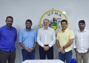 Reitor Fernando Carvalho recebe visita do deputado federal Pedro Lucas Fernandes