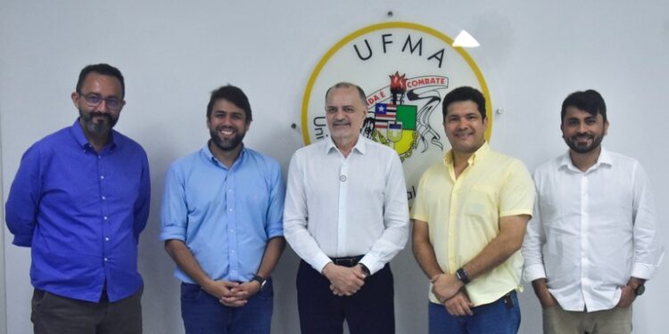 Reitor Fernando Carvalho recebe visita do deputado federal Pedro Lucas Fernandes