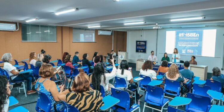 Iracema Vale participa da Semana Brasileira e Jornada Maranhense de Enfermagem