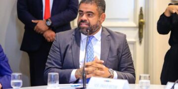 Paulo Victor participa de assinatura de ordem de serviço de duas obras de mobilidade na região metropolitana