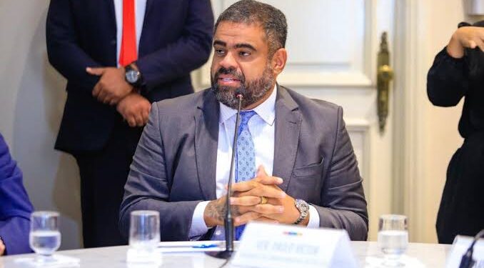 Paulo Victor participa de assinatura de ordem de serviço de duas obras de mobilidade na região metropolitana