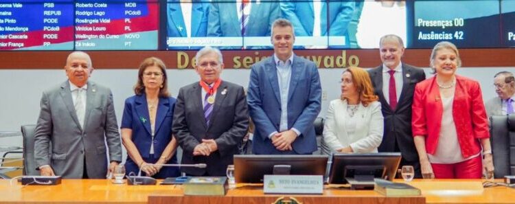 Assembleia concede ao médico e professor Natalino Salgado a Medalha Terezinha Rêgo