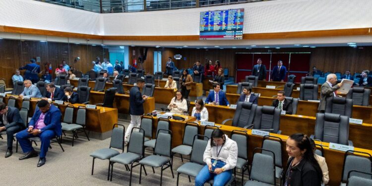 Deputados saem em defesa do governador Brandão após críticas de Othelino