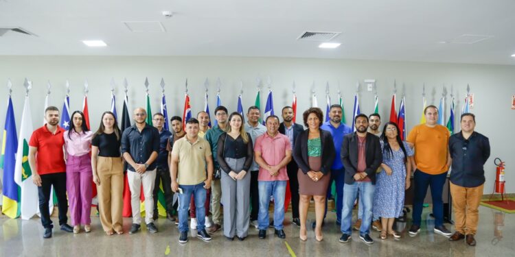 Acadêmicos de Direito visitam instalações da Alema