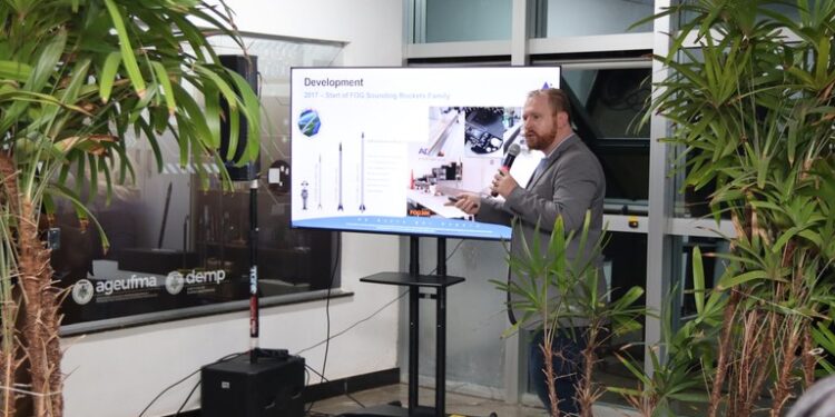 UFMA testa propelente para foguete desenvolvido por pesquisadores da instituição, com a presença da ministra Luciana Santos