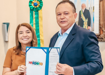 Iracema Vale participa da assinatura de MP que reajusta salário dos professores da educação básica Governador Carlos Brandão