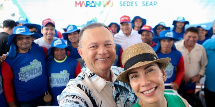 Brandão entrega primeiros carrinhos do Minha Renda Praia a vendedores de ostras que atuam na orla da Grande São Luís