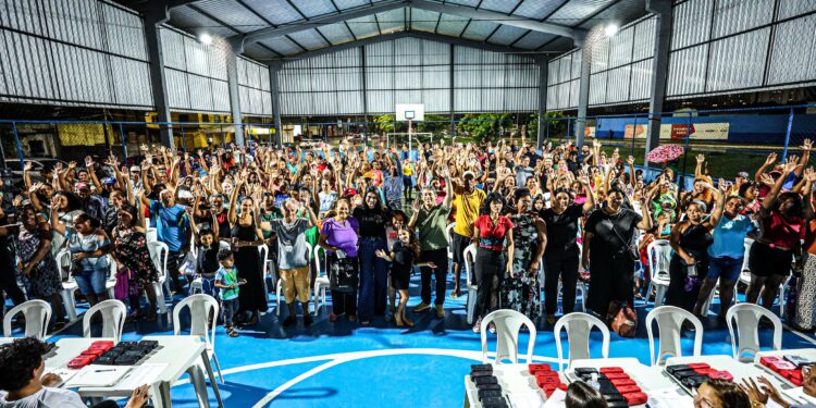 Osmar Filho faz entrega de óculos no São Francisco, em mais uma etapa do programa “Cuidar dos Olhos”