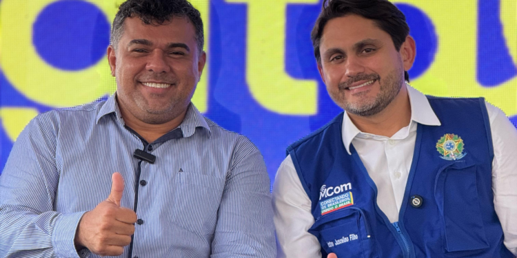 Deputado Ivan Júnior participa do lançamento da Carreta Digital ao lado do ministro Juscelino Filho