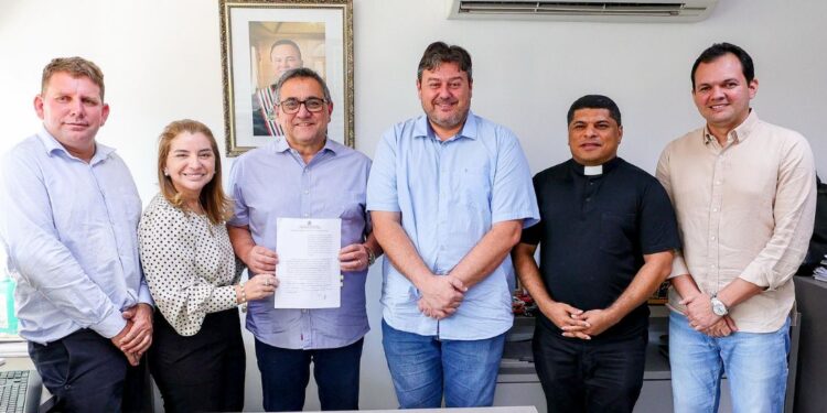 Iracema Vale participa de assinatura do ‘Mutirão Rua Nova’, que beneficiará Buriti, Belágua e Urbano Santos