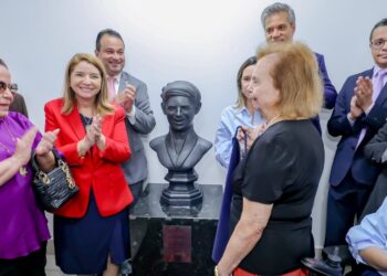 Alema homenageia professora Rosa Castro com busto e renomeação da Escola do Legislativo