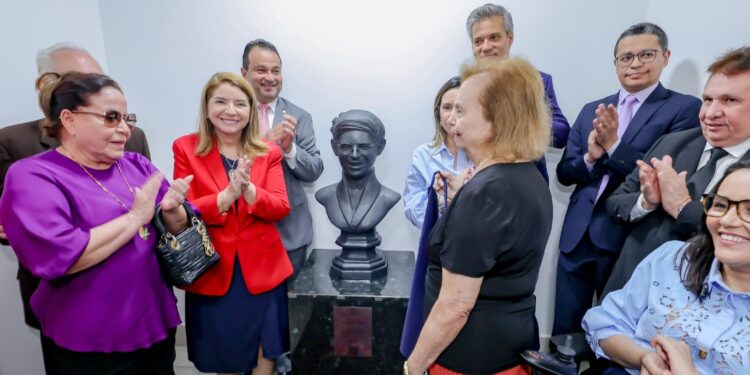 Alema homenageia professora Rosa Castro com busto e renomeação da Escola do Legislativo