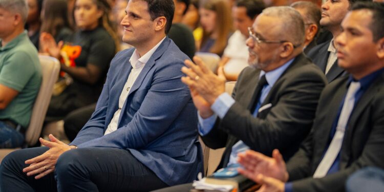 Orleans Brandão participa de encontro com pastores da Grande Ilha