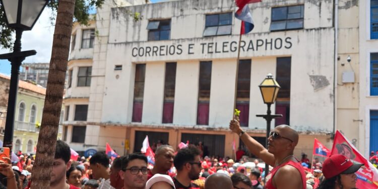 Gleyce Morais, secretária executiva das APAEs, participa de caminhada de Lula e destaca políticas de inclusão